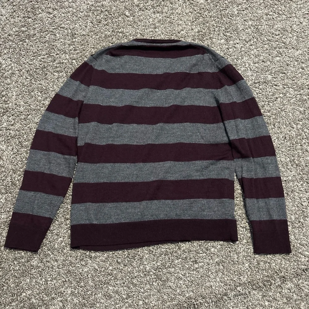 GAP Men's Maroon and Gray Striped Crewneck Sweater